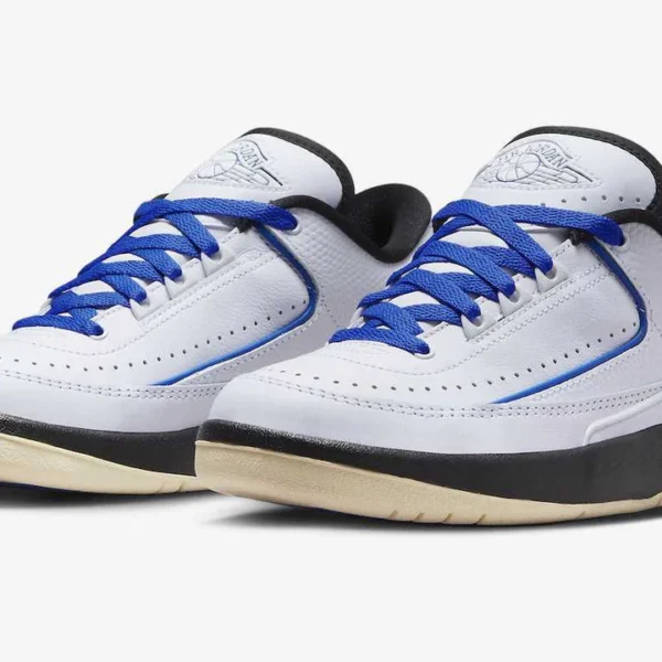Zapatillas Air Jordan 2 Low en blanco, negro y azul