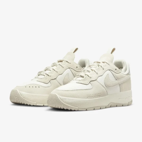 Zapatillas Nike beige tono crema con diseño minimalista