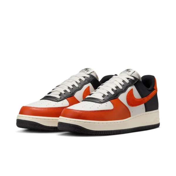Zapatillas Nike Air Force 1 en blanco, negro y naranja