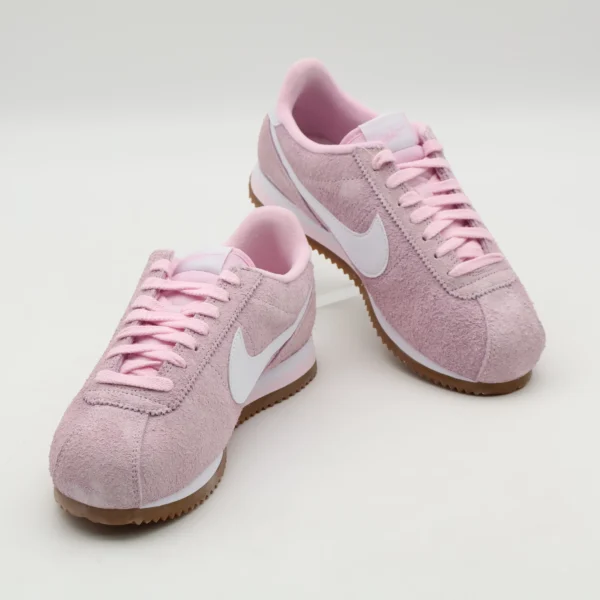 Zapatillas Nike Cortez en gamuza rosada con swoosh blanco