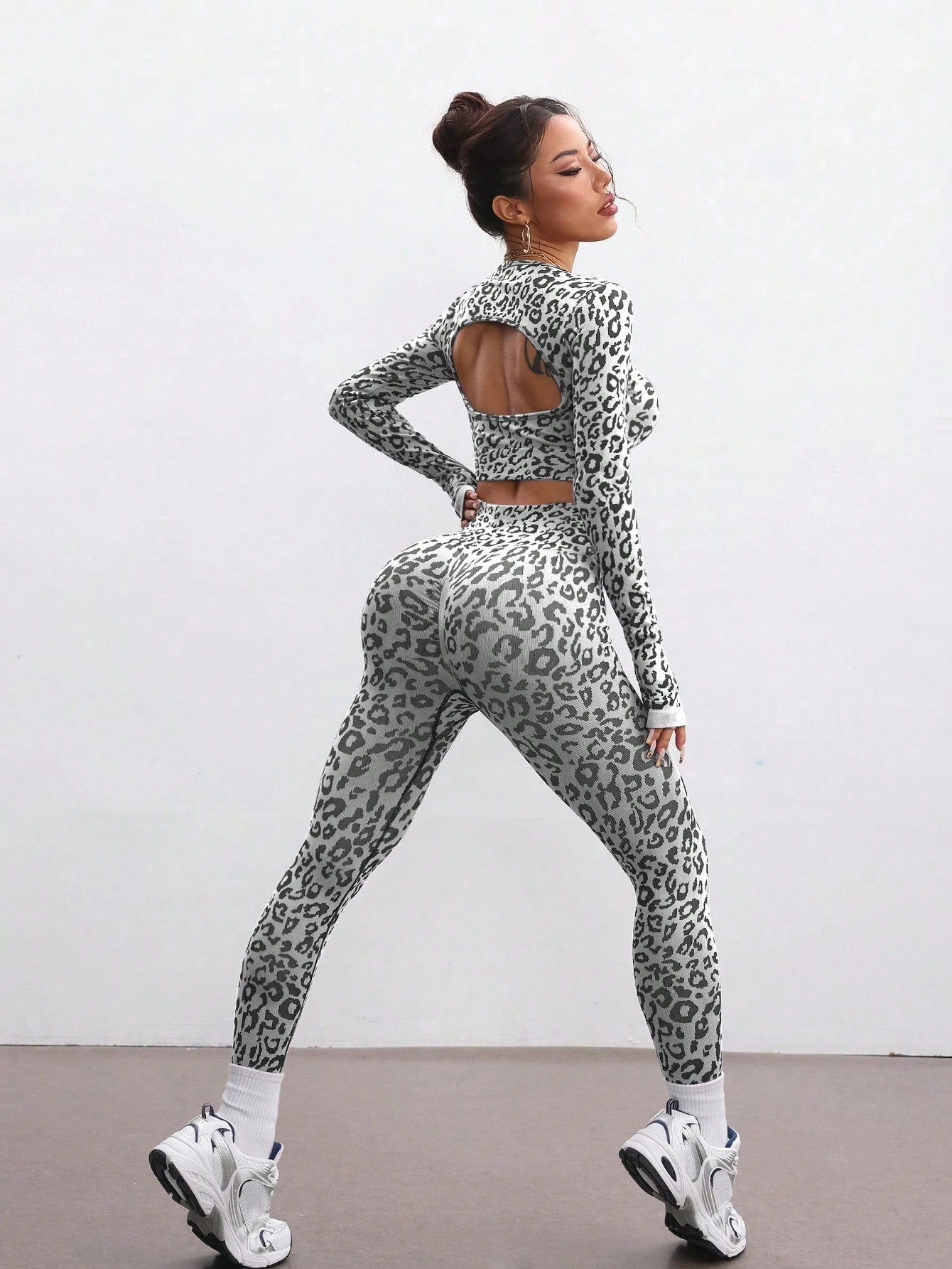 Set de 2 piezas de ropa deportiva sin costuras con estampado de leopardo - Top de manga larga y leggings - Imagen 3