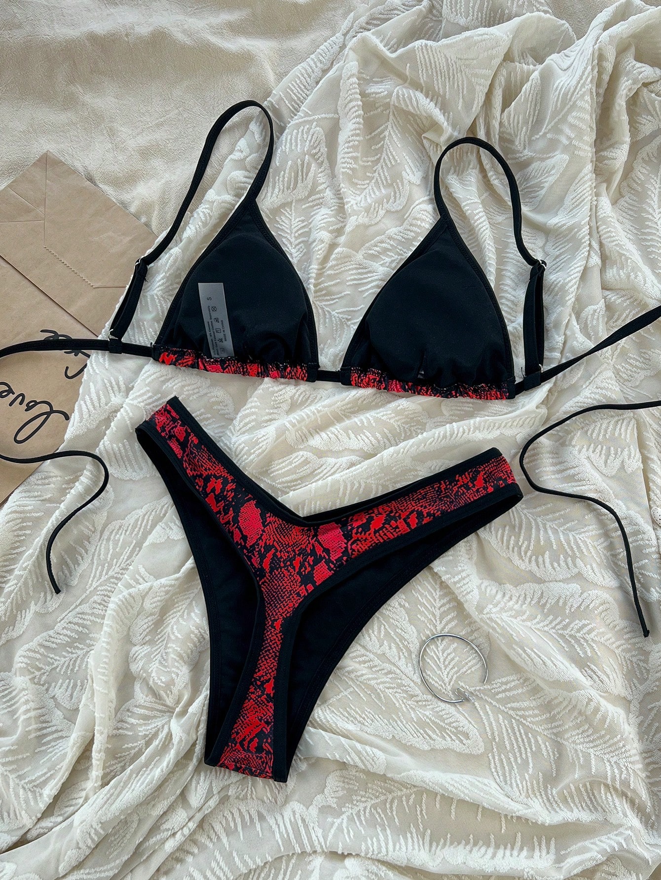 Set de bikini de 2 piezas con parte superior tipo halter estampada de forma aleatoria con patrón de leopardo y Bottom tipo hipster con cordones laterales y tirantes finos - Imagen 2