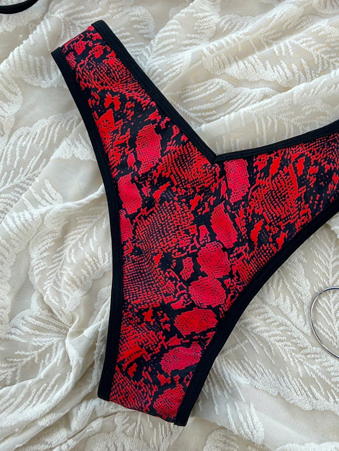 Set de bikini de 2 piezas con parte superior tipo halter estampada de forma aleatoria con patrón de leopardo y Bottom tipo hipster con cordones laterales y tirantes finos - Imagen 7