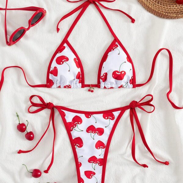Set de bikini de 2 piezas para mujer con estampado de cerezas, cuello cruzado y recortes en contraste de color para vacaciones en la playa