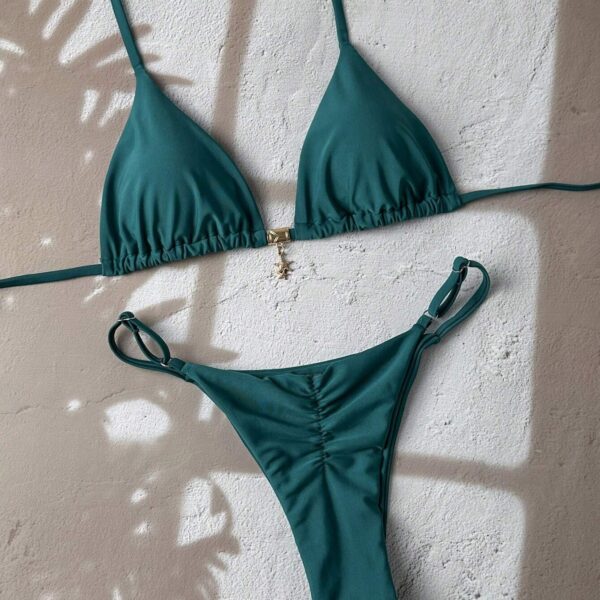 Swim Basics Conjunto de bikini con tanga sexy de unicolor y colgante de metal para mujer