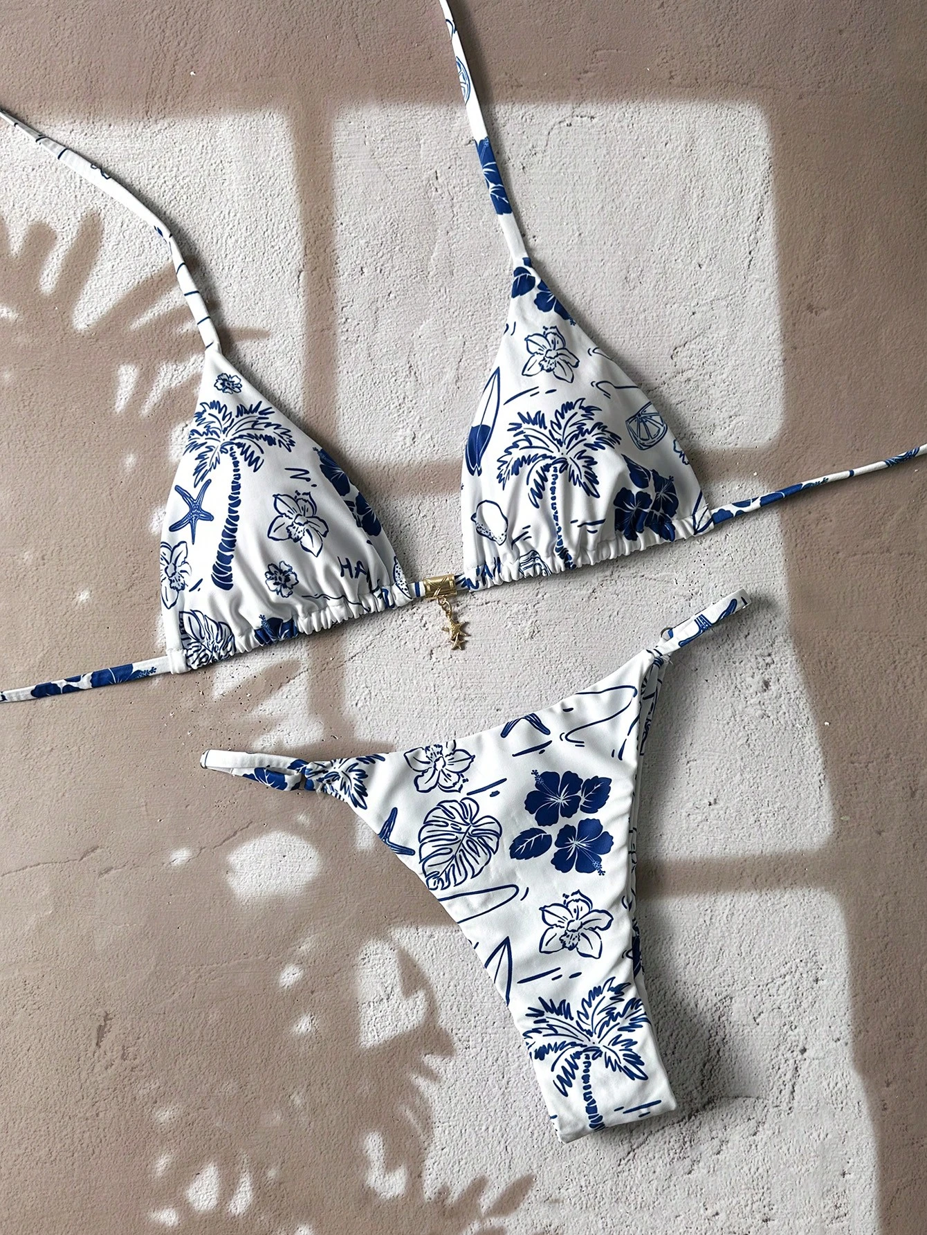 Swim Conjunto de bikini sexy de mujer para vacaciones de primavera con decoración de metal y correas de espagueti con estampado aleatorio - Imagen 1