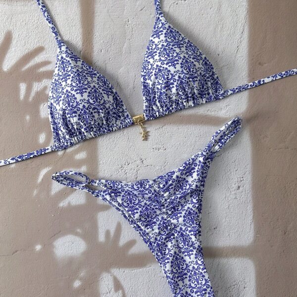 Swim Mod Conjunto de bikini con tirantes de espagueti y decoración metálica con estampado aleatorio, y bragas tipo tanga para vacaciones de verano para mujeres