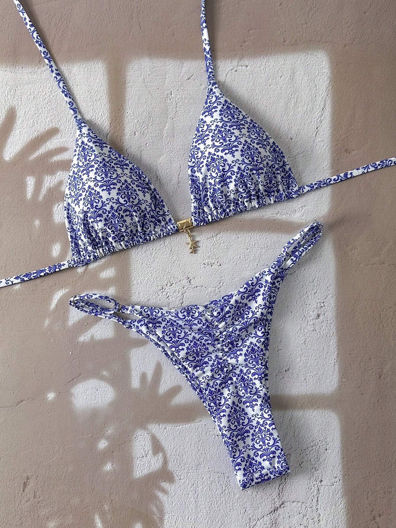 Swim Mod Conjunto de bikini con tirantes de espagueti y decoración metálica con estampado aleatorio, y bragas tipo tanga para vacaciones de verano para mujeres - Imagen 1