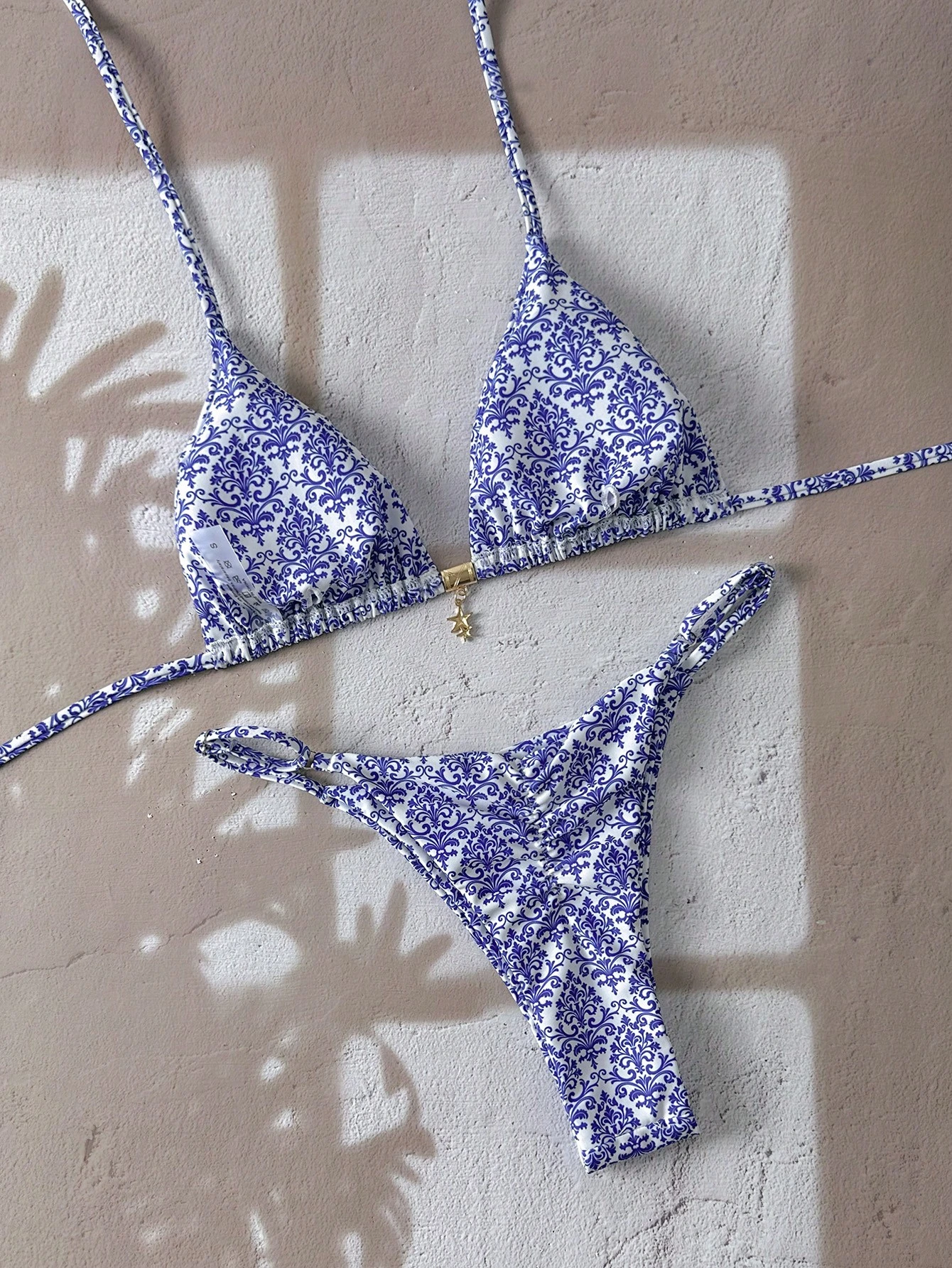 Swim Mod Conjunto de bikini con tirantes de espagueti y decoración metálica con estampado aleatorio, y bragas tipo tanga para vacaciones de verano para mujeres - Imagen 5