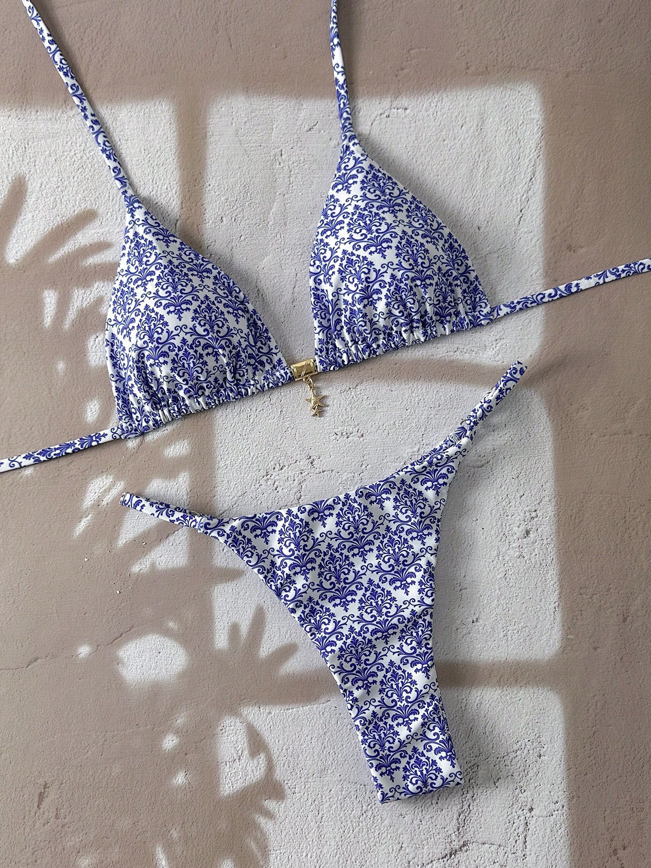 Swim Mod Conjunto de bikini con tirantes de espagueti y decoración metálica con estampado aleatorio, y bragas tipo tanga para vacaciones de verano para mujeres - Imagen 4