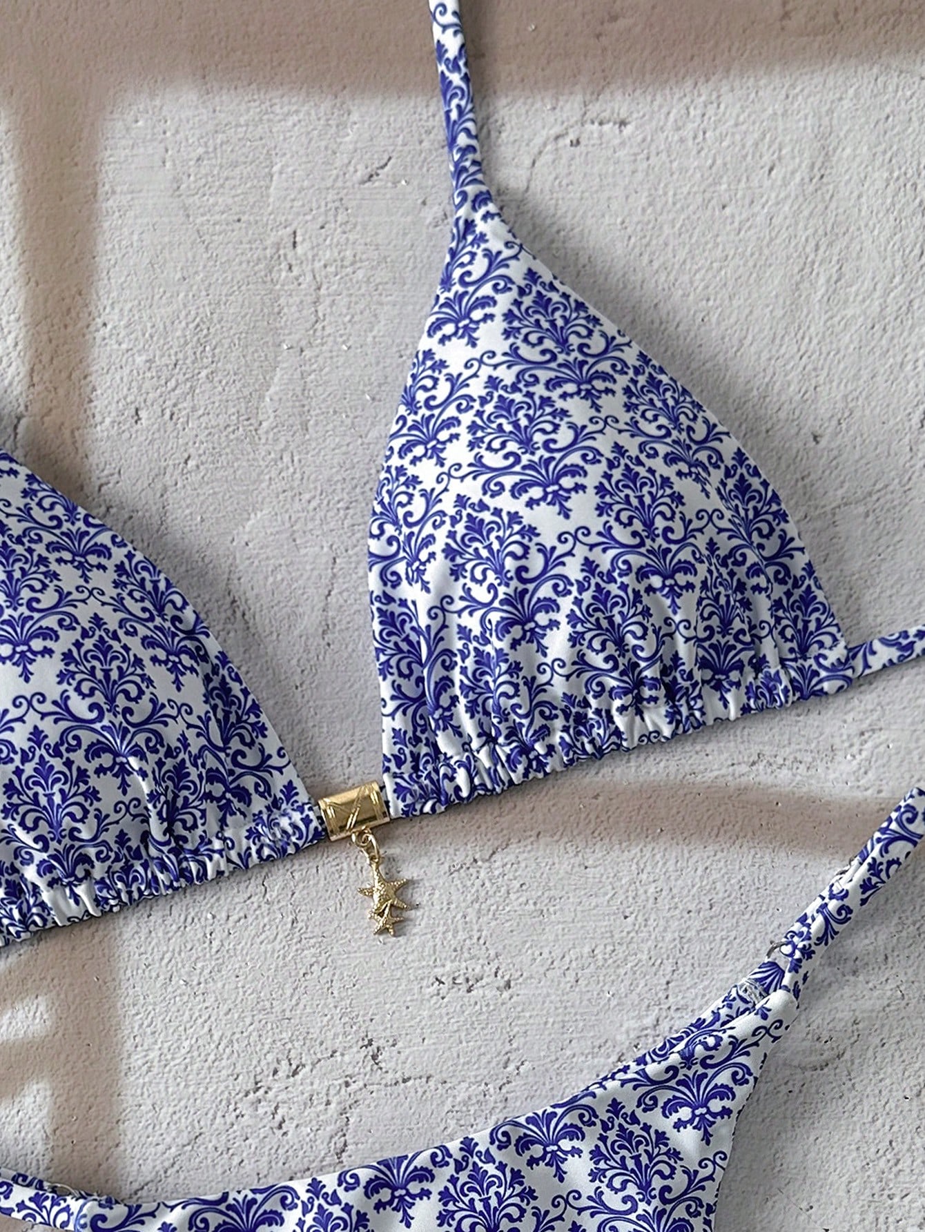 Swim Mod Conjunto de bikini con tirantes de espagueti y decoración metálica con estampado aleatorio, y bragas tipo tanga para vacaciones de verano para mujeres - Imagen 3