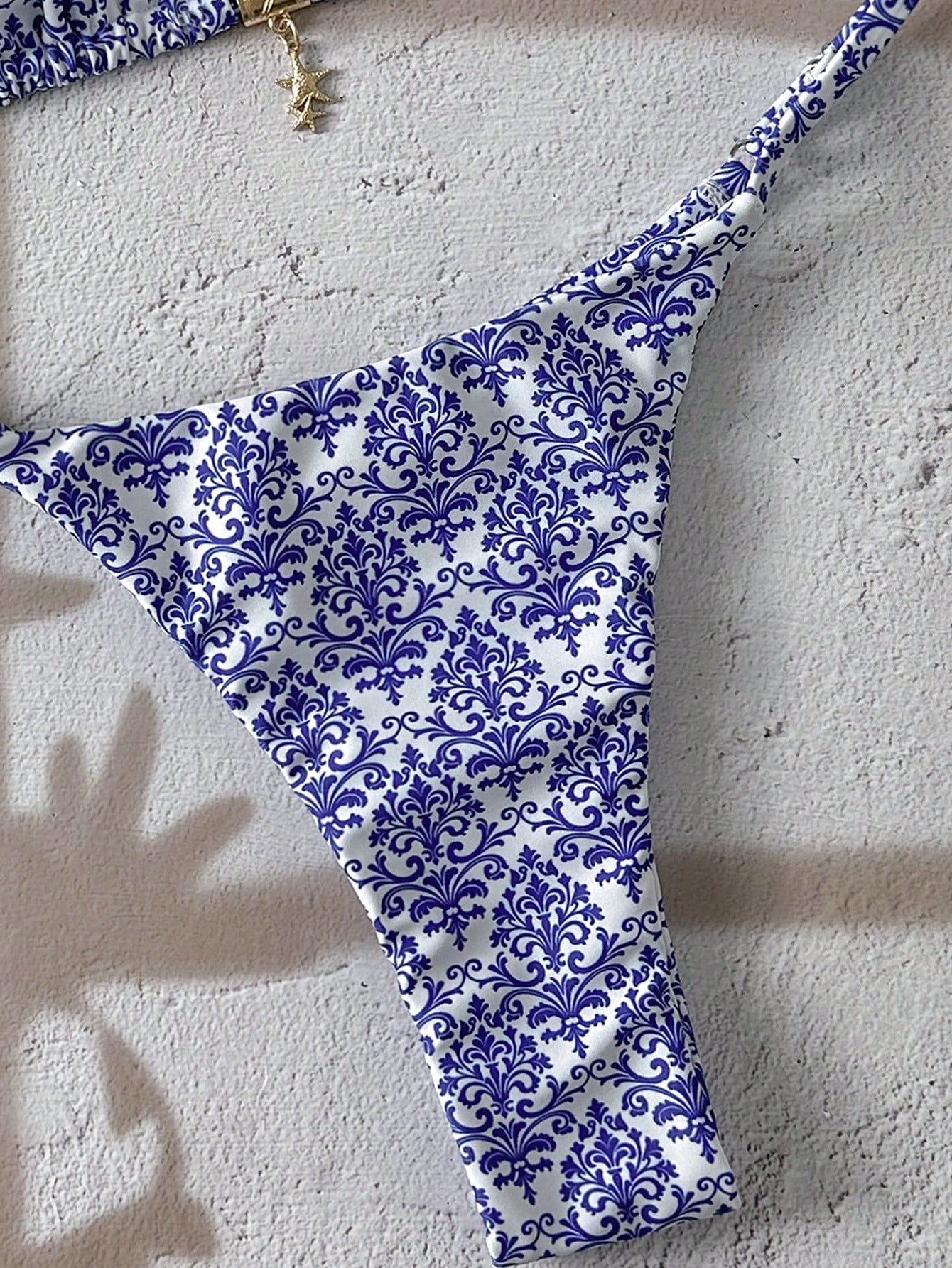 Swim Mod Conjunto de bikini con tirantes de espagueti y decoración metálica con estampado aleatorio, y bragas tipo tanga para vacaciones de verano para mujeres - Imagen 2