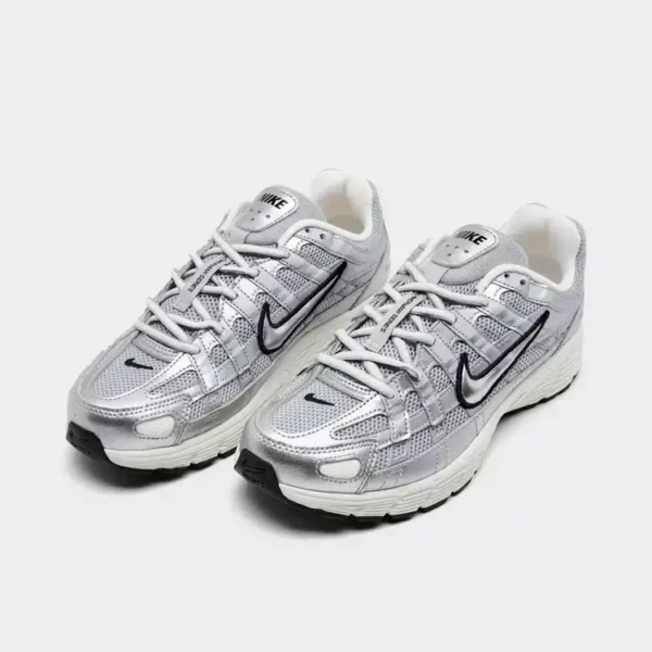 Zapatillas Nike P-6000 en plateado y blanco, con detalles en negro